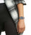 Reloj digital Casio Vintage en la muñeca, correa de metal plateado