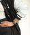 Pulsera en la muñeca, correa de cuero negra, caja plateada con LCD