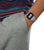 Reloj CASIO en la muñeca con correa de acero inoxidable plateado y pantalla LCD negra.