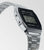 Reloj digital CASIO de perfil con correa de acero inoxidable plateada y pantalla negra.