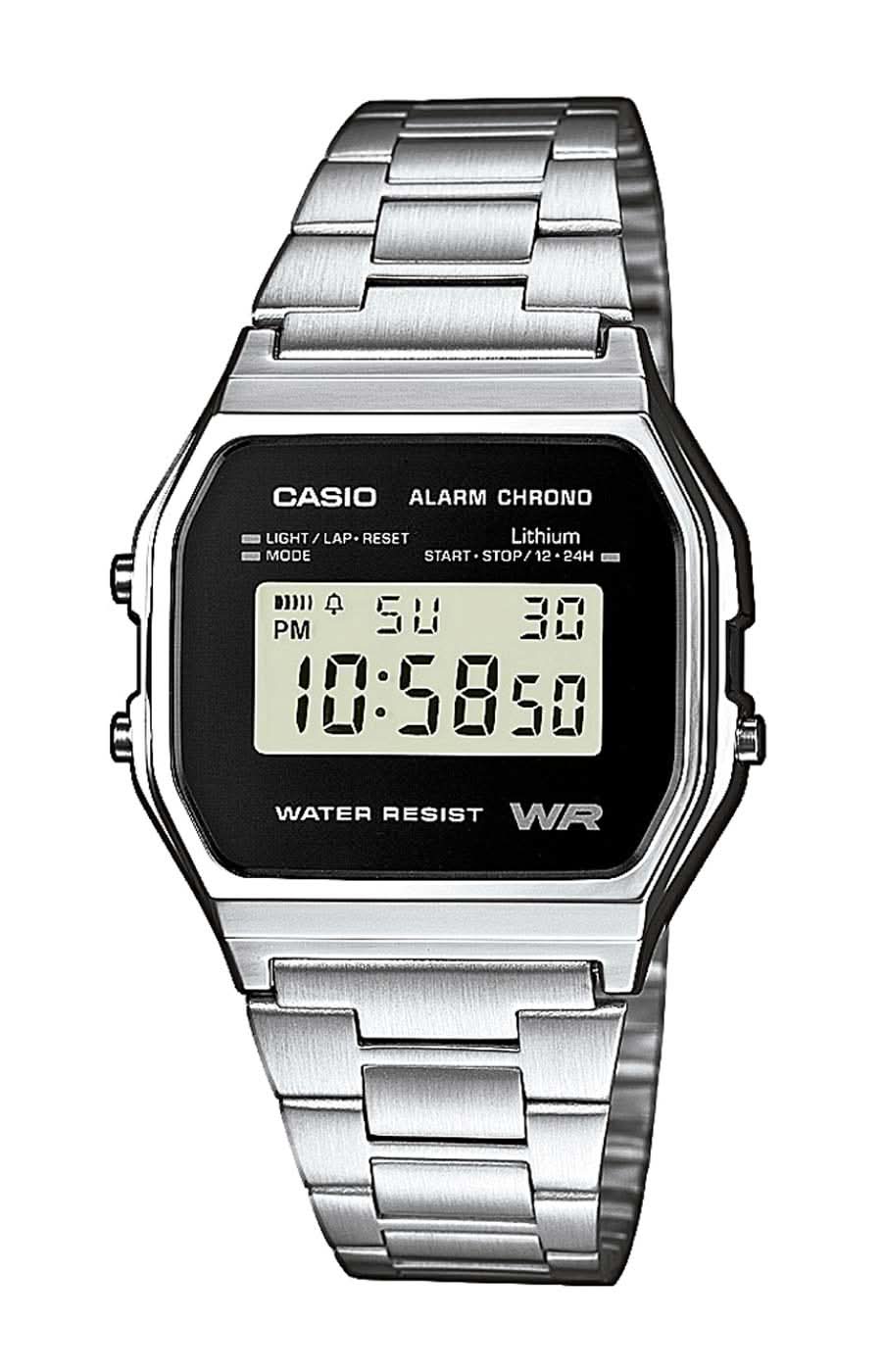 Reloj digital CASIO con correa de acero inoxidable plateada, pantalla negra y caja cuadrada.