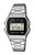 Reloj digital CASIO con correa de acero inoxidable plateada, pantalla negra y caja cuadrada.