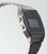 Reloj Casio Vintage con botones laterales y pantalla digital en correa oscura