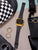 Reloj digital vintage con correa de metal negro y pantalla digital dorada