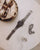 Reloj Casio Vintage con correa de metal sobre fondo claro, pantalla digital