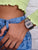 Reloj digital Casio en la muñeca con correa de metal plateada y pantalla LCD