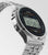 Casio Vintage con correa de acero inoxidable plateada, vista lateral con pantalla digital negra.