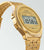 Casio Vintage reloj digital, correa dorada, vista lateral con pantalla