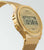 Reloj dorado con pantalla digital y correa de malla metálica