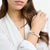 Pulsera de perlas de plata de ley en la muñeca con piedra engastada y perlas