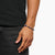 Pulsera de perlas de cuentas azules y marrones en muñeca masculina