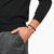 Pulsera con perlas negras en la muñeca, cierre plateado, Thomas Sabo