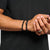Set de pulseras de perlas negras en la muñeca con elemento de joyería plateado