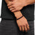 Pulsera de perlas de obsidiana y ojo de tigre de Thomas Sabo en la muñeca, perlas redondas
