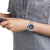 Reloj unisex en la muñeca con esfera azul y correa milanesa plateada
