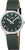 Reloj unisex con esfera verde oscuro y correa textil verde, llevado de lado.