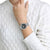 Reloj Mondaine unisex con esfera verde oscuro y correa de malla metálica