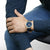 Pulsera con esfera azul y correa azul oscuro