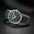 Reloj con esfera verde oscuro, punta del segundero roja y correa textil verde