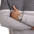 Reloj unisex en la muñeca con correa textil gris y esfera gris