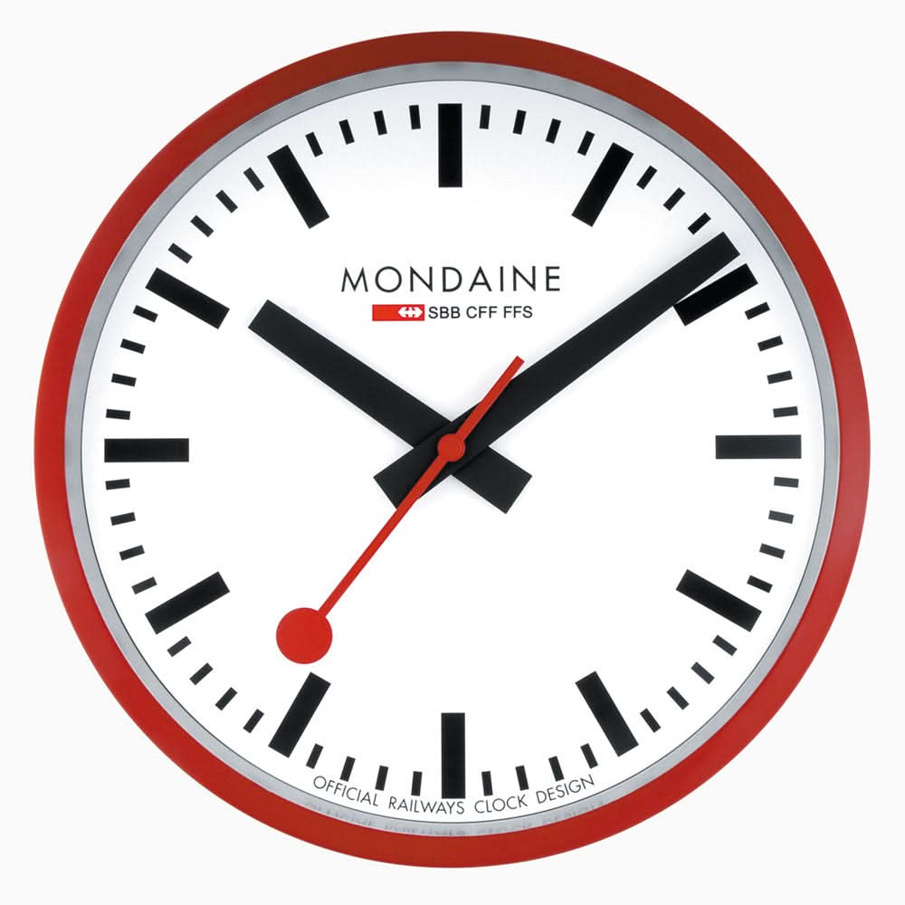 Reloj de pared Mondaine con marco rojo, esfera blanca y manecillas negras