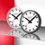 Juego de reloj de pared con dos relojes redondos, esfera blanca, detalles rojos y manecillas negras