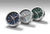 Juego de relojes magnéticos con tres relojes: azul, gris y verde, caja plateada, manecillas rojas.