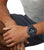 Reloj digital de hombre en la muñeca con correa negra, pantalla digital grande