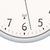 Detail der Funkuhr-Wanduhr: Ziffern 5–8 auf weißem Zifferblatt mit silbernem Rand