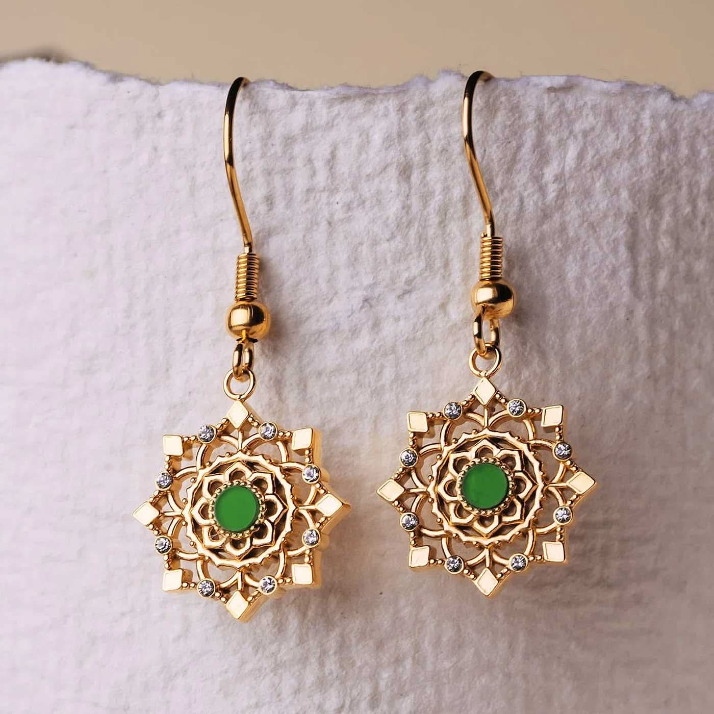 Pendientes dorados con detalle redondo verde y brillantes.