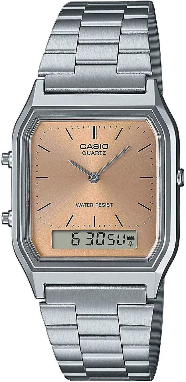 Reloj Casio Vintage con correa de acero inoxidable plateada, esfera beige y pantalla digital inferior.