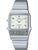 Reloj Casio Vintage con pulsera rectangular de metal plateado, esfera blanca y pantalla digital