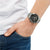 Pulsera de hombre en la muñeca con correa de metal plateado y esfera negra