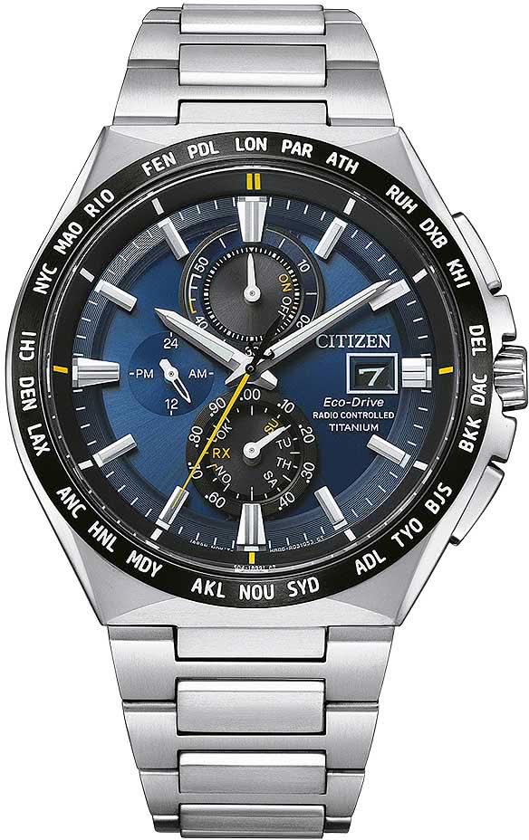 "Reloj Citizen con esfera azul, marcadores luminosos y brazalete de metal"