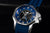 Pulsera de hombre con correa de silicona azul, caja plateada y esfera azul.