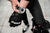 Pulsera de hombre en la muñeca con correa negra y caja plateada, corona visible en el lateral.