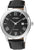 Reloj de hombre con caja plateada, esfera negra y correa de cuero negra.