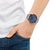 Reloj de hombre en la muñeca con esfera azul y correa de acero inoxidable