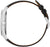 Reloj de pulsera en vista lateral: caja plateada y correa de cuero negro con hebilla