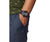 Pulsera de hombre en la muñeca con correa negra y esfera redonda