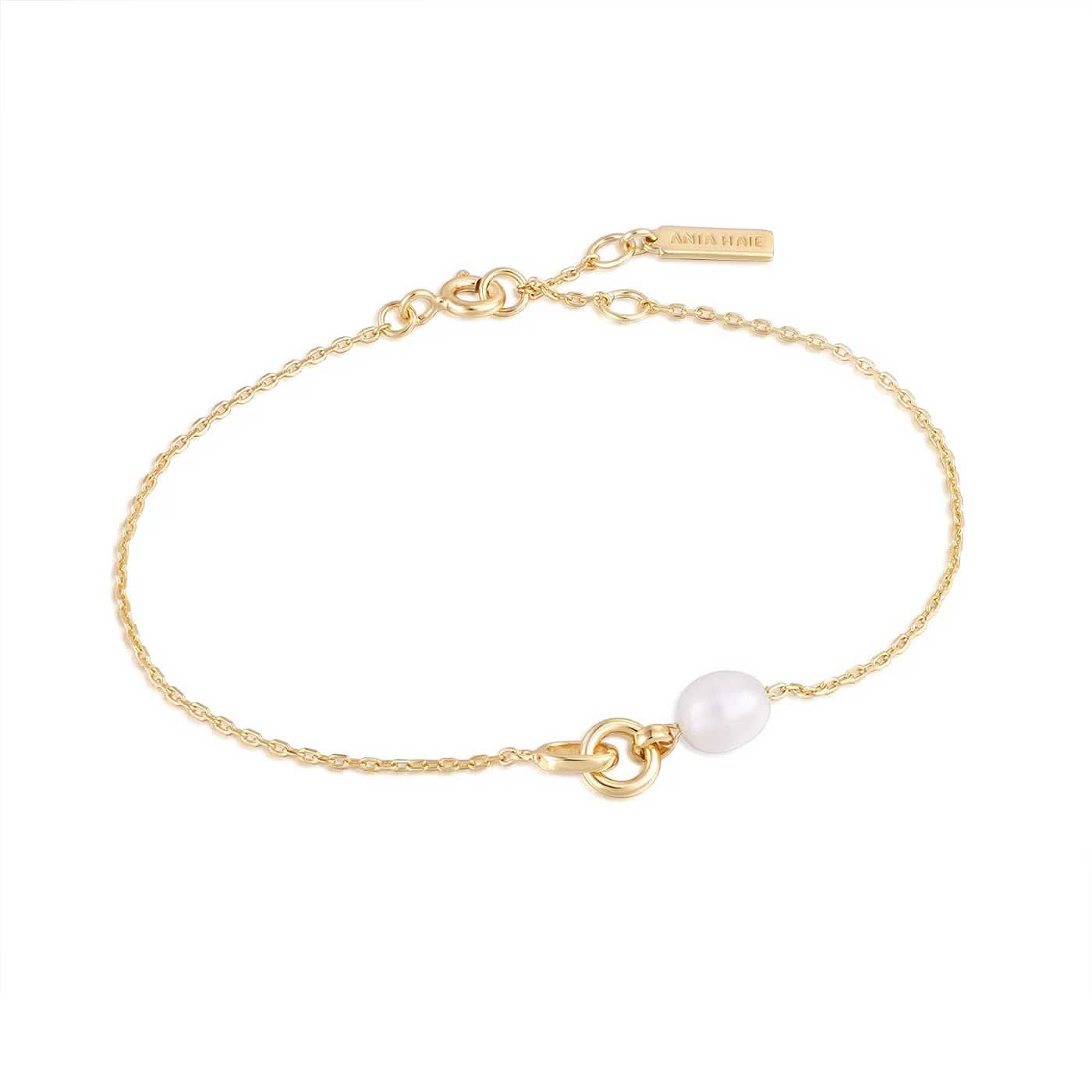 Pulsera dorada con colgante de perlas en cadena delicada