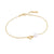 Pulsera dorada con colgante de perlas en cadena delicada