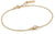 Pulsera dorada con pequeño colgante de bola y detalle de perla rosa
