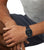 Reloj digital Casio en la muñeca con correa de metal negra y pantalla digital