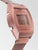Pulsera con caja en tono oro rosa y pantalla LCD, botones de control laterales.