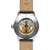 Reloj de hombre con correa de cuero marrón, movimiento automático visible en el fondo de cristal