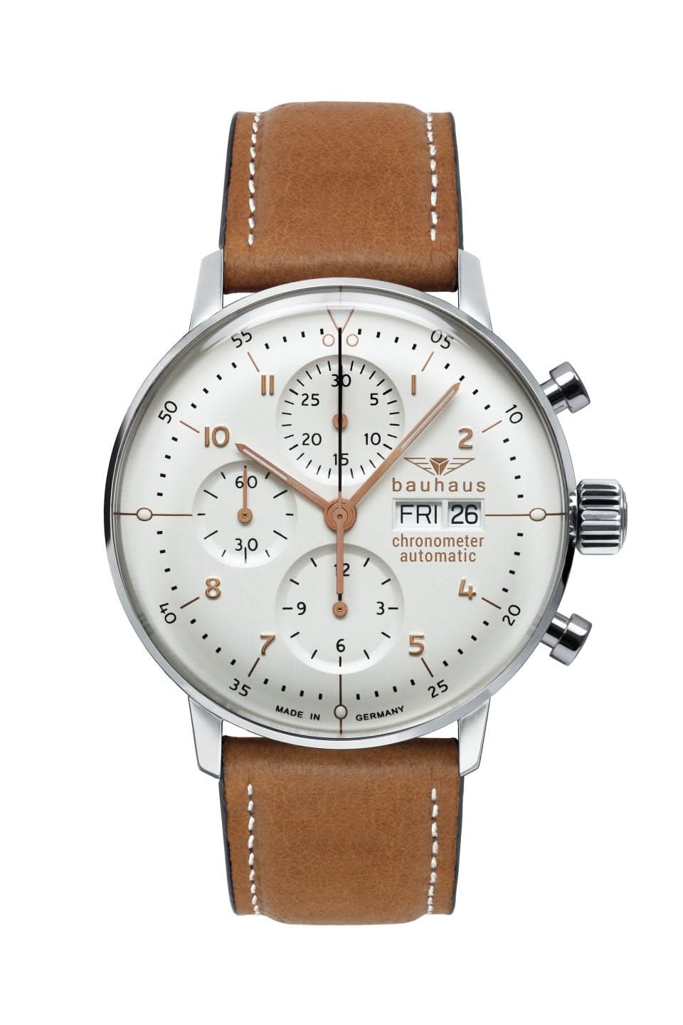 Reloj de hombre con correa de cuero marrón, esfera blanca y pulsadores de cronógrafo