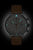 Reloj de hombre con esfera oscura, correa de cuero marrón e índices luminosos