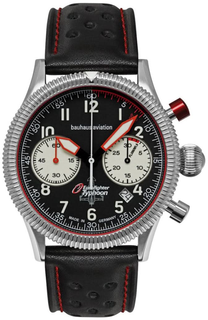 Reloj para hombre: correa de cuero negra, caja plateada, esfera negra con detalles en rojo.