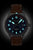 Reloj de hombre con esfera azul oscuro, correa de cuero marrón y caja de acero inoxidable plateado